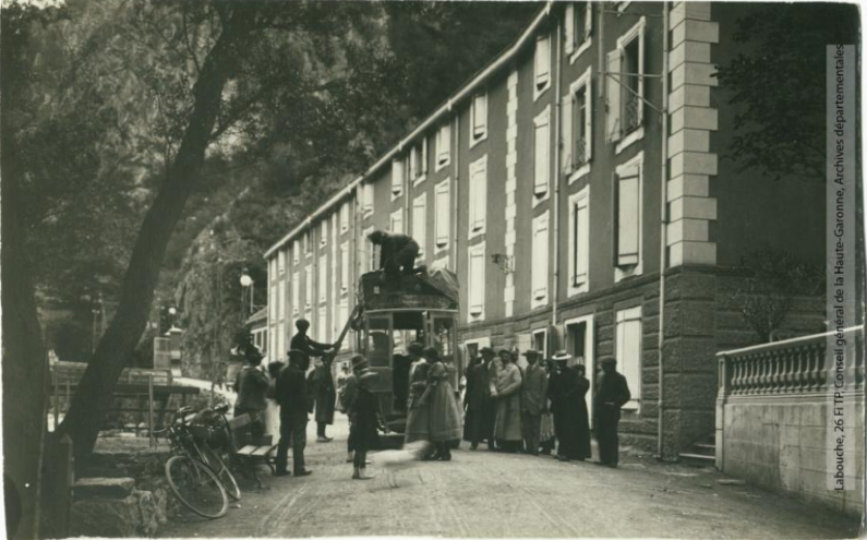 La vallée de l'Aude. 161. Usson : les établissements : arrivée de l'autobus. - Toulouse : maison Labouche frères, [entre 1910 et 1930]. - Photographie (1910/1930) - recto